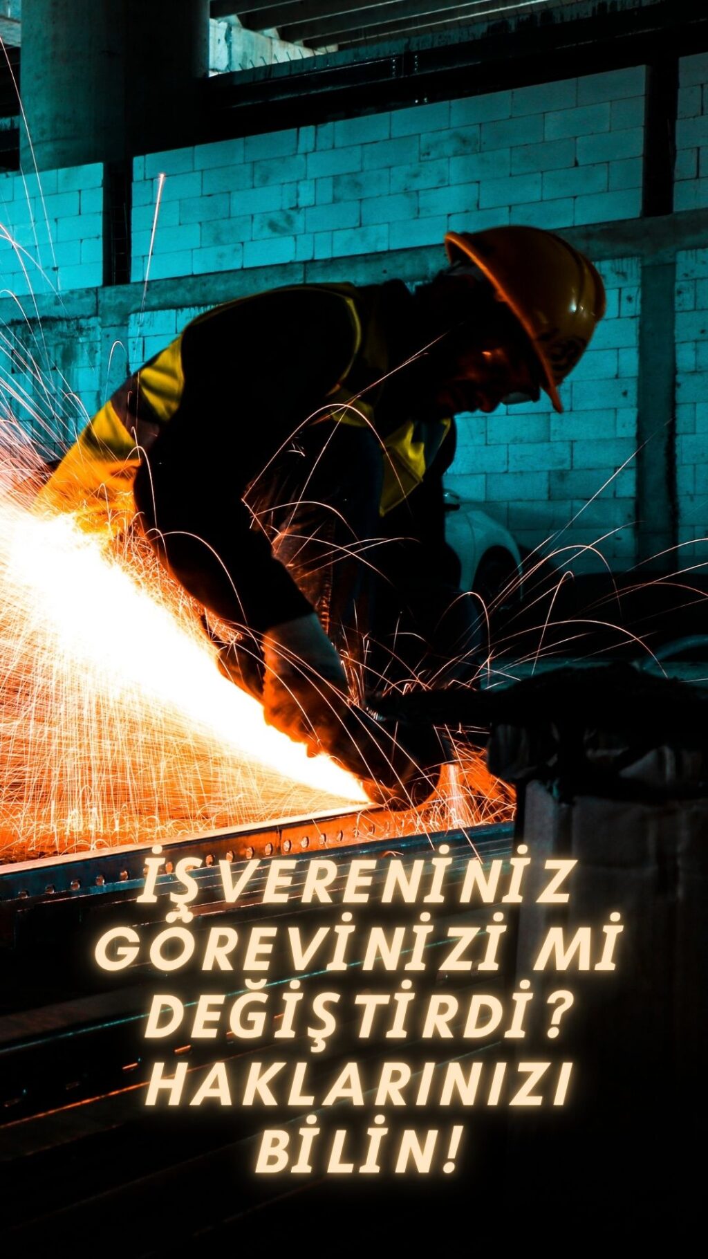 İş sözleşmesinde esaslı değişiklik ve işçinin haklarını gösteren, üzerinde bir sözleşme ve yön değiştiren oklar olan konsept görsel.