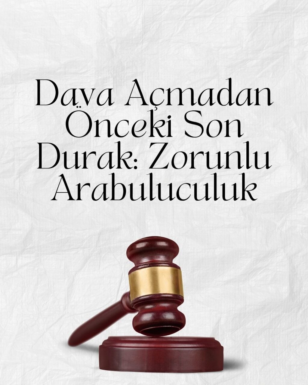 Dava şartı arabuluculuk sürecini temsil eden, bir yol ayrımı ve yön tabelaları içeren hukuki konsept görseli.