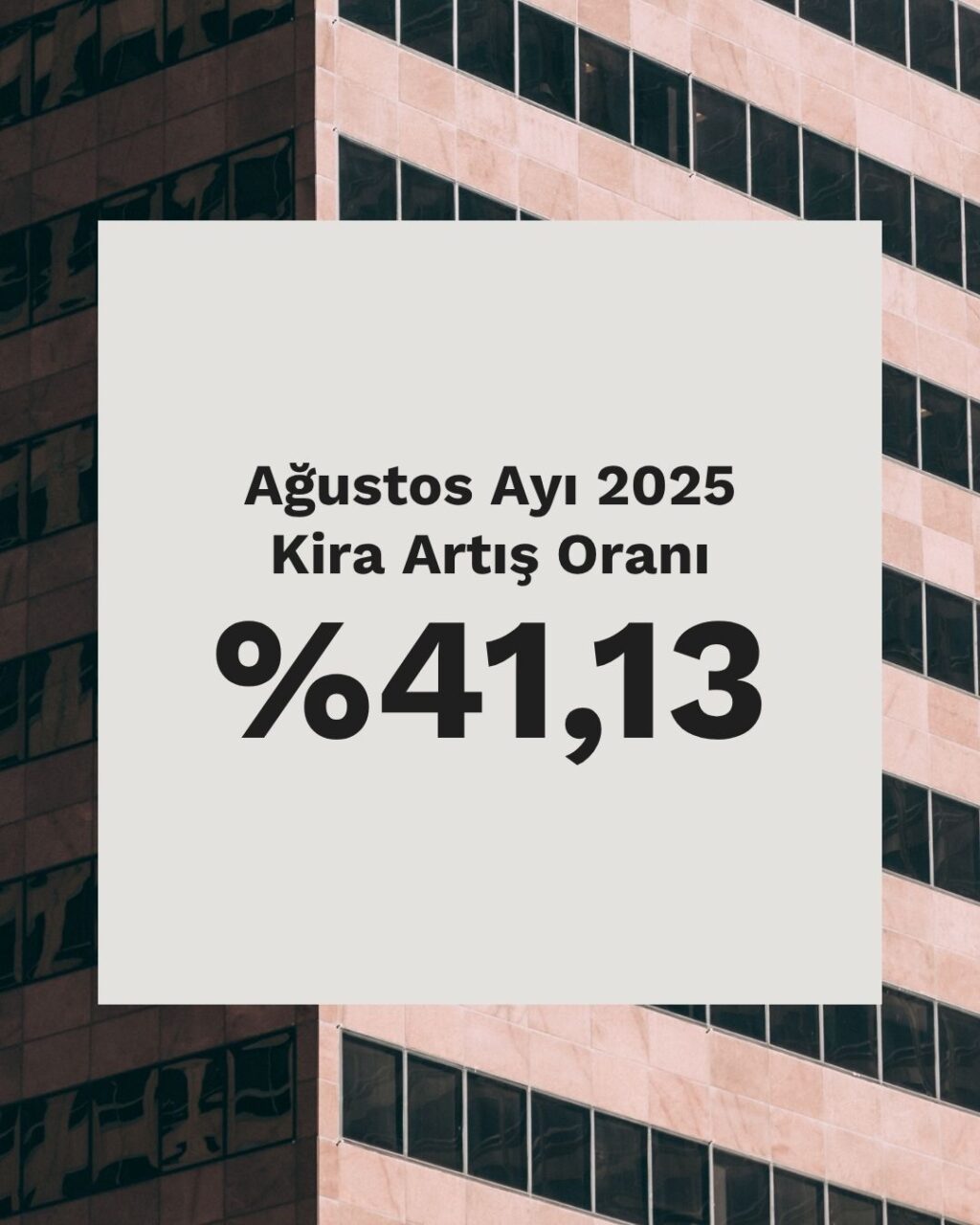 Ağustos 2025 kira artış oranı ve yasal kira zammı hesaplama sürecini gösteren, üzerinde takvim ve hesap makinesi olan konsept bir görsel.