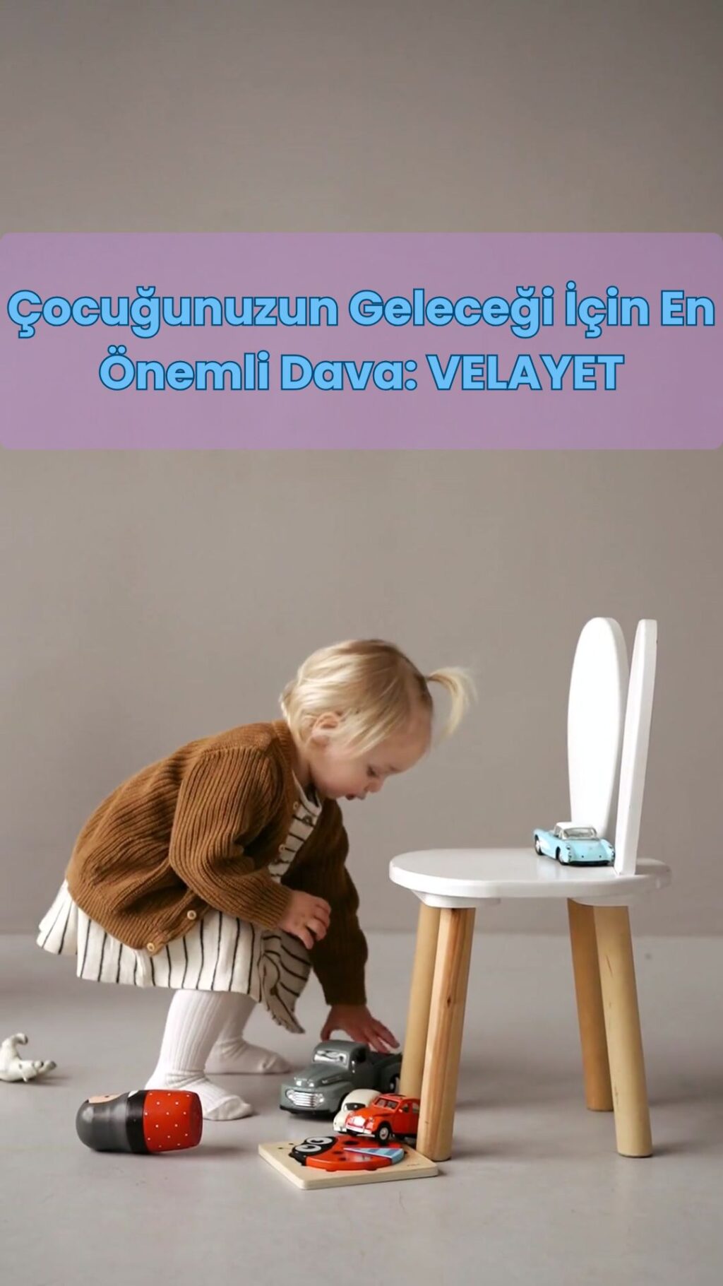 Oyuncaklarıyla oynayan bir çocuk ve velayet davası ile çocuğun velayeti nasıl alınır konulu rehber