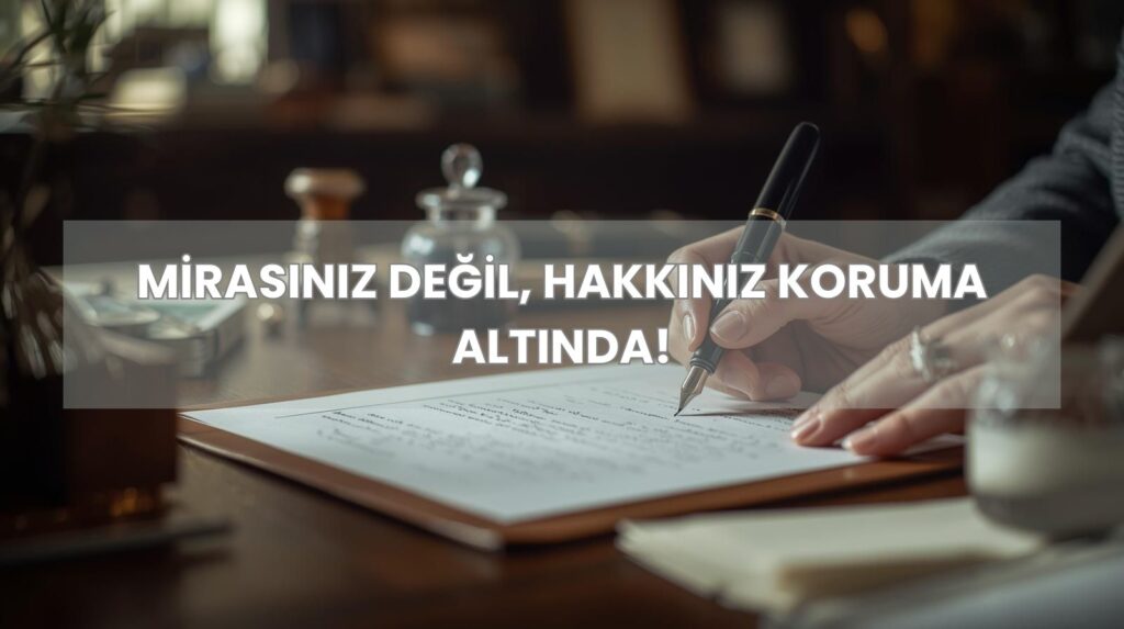 Mirasta saklı pay nedir sorusunu ve tenkis davası ile miras hakkının korunmasını simgeleyen, vasiyetname imzalayan bir el.